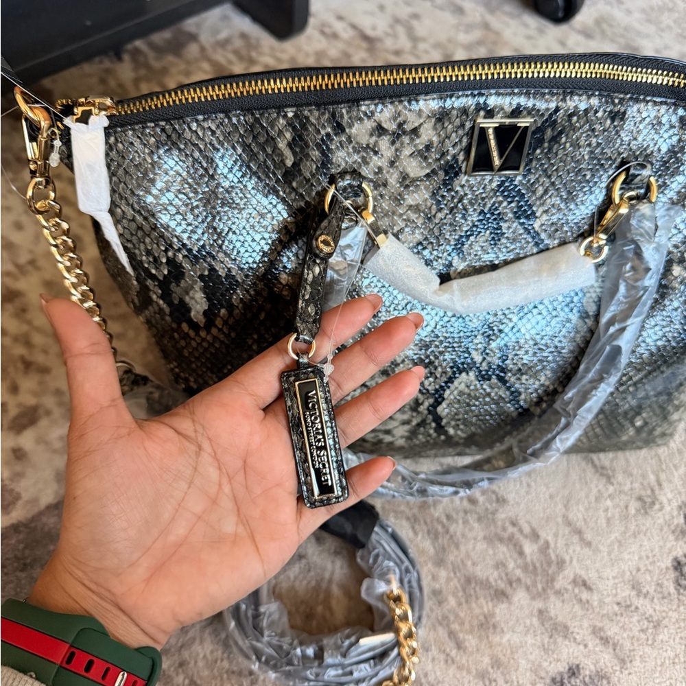 Brand new ⚠️ Victoria's Secret Gray Snake-Print Tote with Gold Hardware - Picture 2 of 8